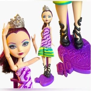 Ever After High Way Too Wonderland Raven Queen doll - accessories- stand